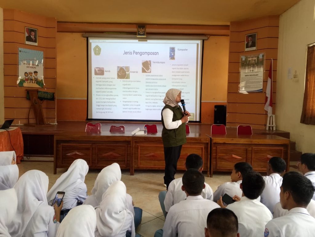 Ajak Siswa Peduli Lingkungan, FAPERTA UMNU Kebumen Edukasi Pengolahan Limbah Organik di SMKN 1 Karanganyar
