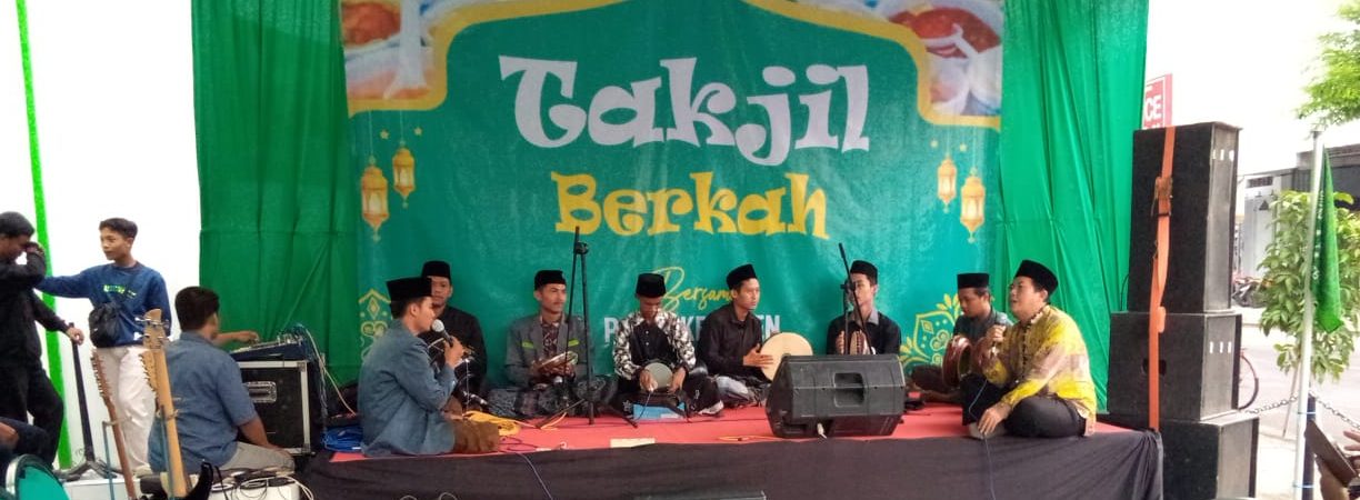Berkah Ramadan: Mahasiswa UMNU Kebumen Berbagi Takjil dan Seni Hadroh untuk Masyarakat